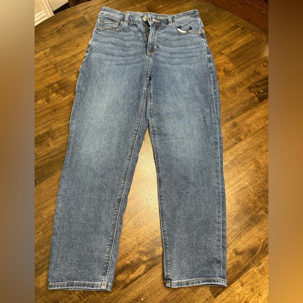 Women’s American Eagle Medium Wash Stretch Mom Jeans. Size 8. Short Length